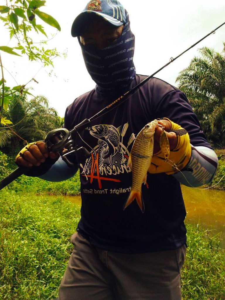 lyee-caster-menggunakan-micro-spoon-kanicen-nix-grenti-strike-red-eye-memburu-sebarau-sungai